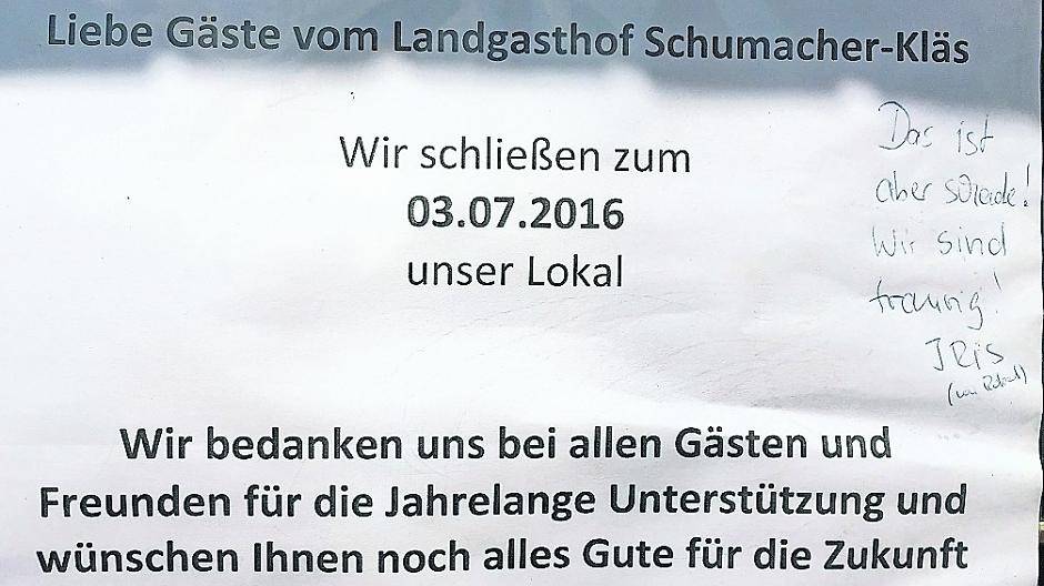  Im Brauhaus Jöris (links) ist wieder Leben eingekehrt. Der Landgasthof Schumacher-Kläs hat im Gegensatz dazu Anfang Juli seine Pforten geschlossen. Wie die Notiz „Das ist aber schade. Wir sind traurig“ verrät, eine Nachricht, die die Bürger betroffen macht. 