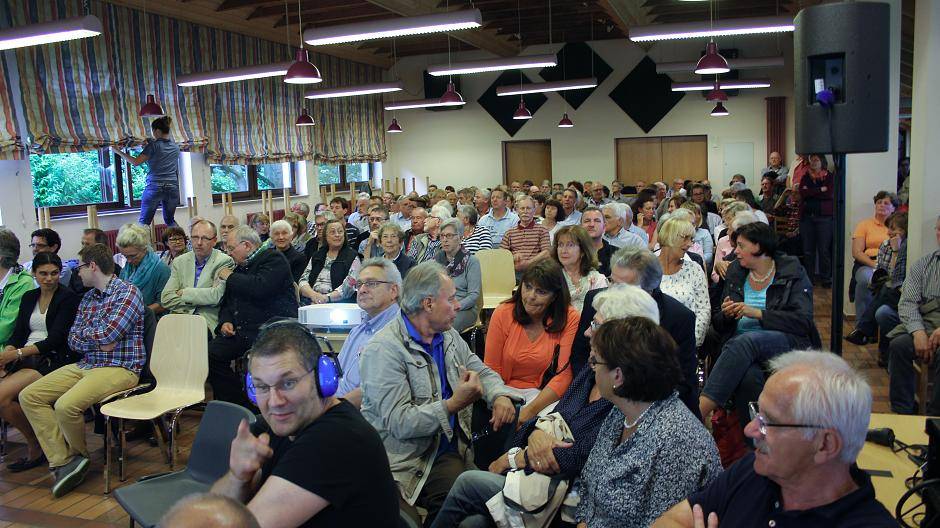  Die Sitzplätze im Marienheim an der Nesselrodestraße reichten lange nicht aus für den Andrang der Bürger. 