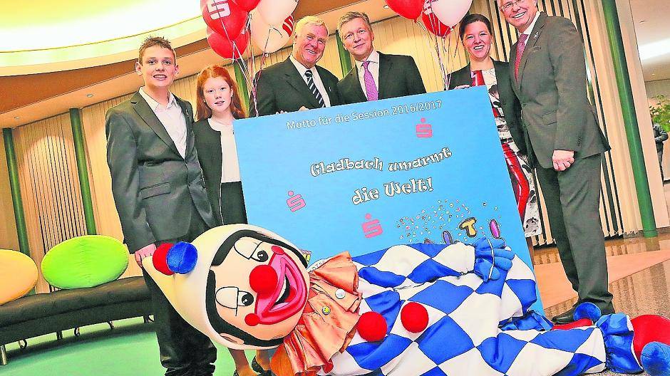  Bernd Gothe und Hartmut Wnuck freuen sich zusammen mit MKV-Maskottchen Bernie auf die beiden neuen Prinzenpaare: Prinz Norbert I. mit Niersia Barbara (r.) und Kinderprinz Cedric mit Prinzessin Vanessa (l.). 