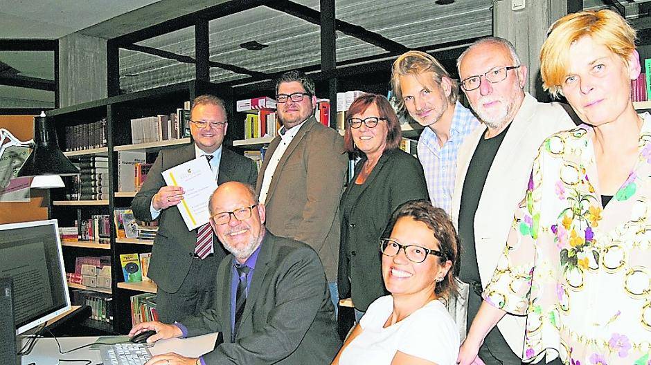  Bürgermeister Marc Venten (l.) und die Schulleiter der örtlichen Schulen übergaben jetzt die Glasfaser-Anträge an Dennis Schiefke, Projektleiter Deutsche Glasfaser. 