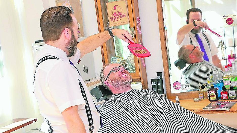 Redakteur Jan Finken ist zufrieden nach der professionellen Bartpflege.