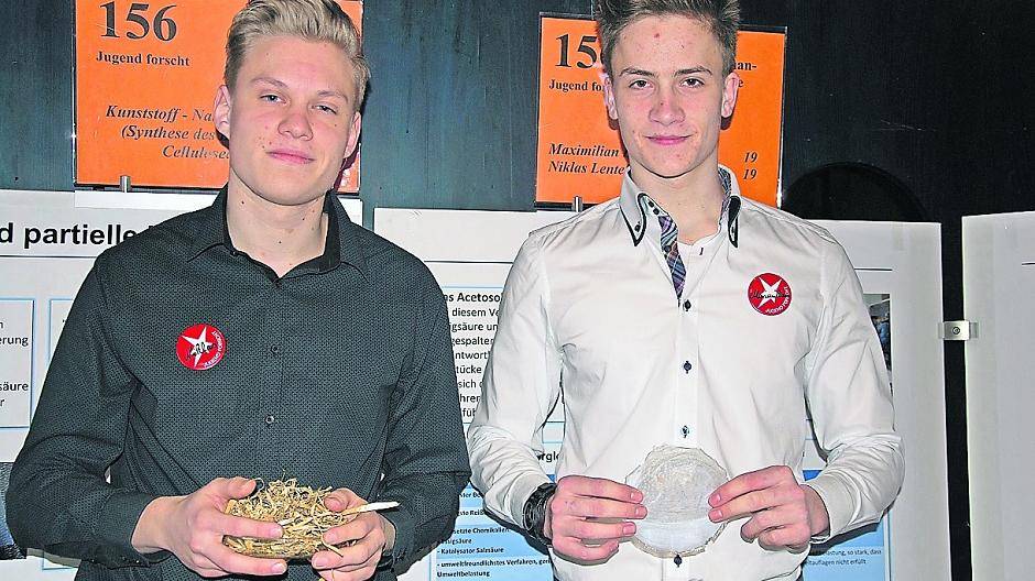  Maximilian Lorberg (19) und Niklas Lentelink (19) haben aus Stroh einen Kunststoff entwickelt. Dafür gab es zusätzlich zum 1. Preis auch noch einen Sonderpreis. 