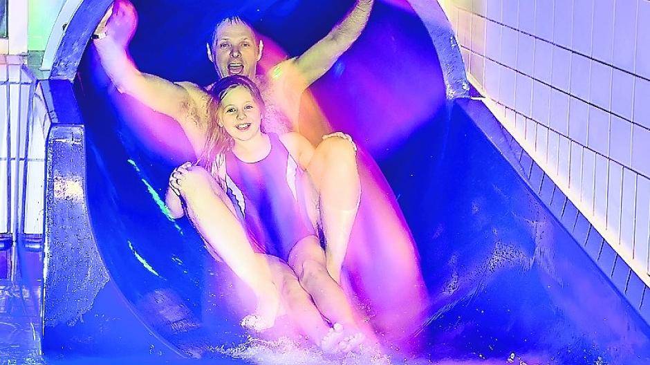  Von außen fast unauffällig, doch von innen erwartet den Badegast ein wahrer Farbenrausch. 