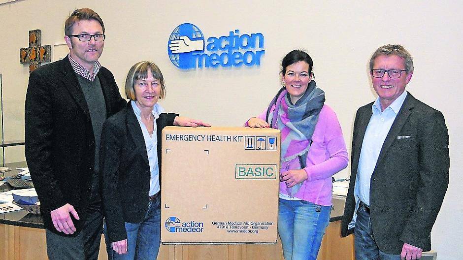 Waldemar-Peter Kaiser (Josef), Christa Röhrscheid (Erzengel Gabriel), Eva Hoff-Langemeyer (Maria), stellvertretend für Stalltür-auf e.V. und Norbert Vloet vom Medikamentenhilfswerk action medeor bei der offiziellen Spendenübergabe in Tönisvorst.