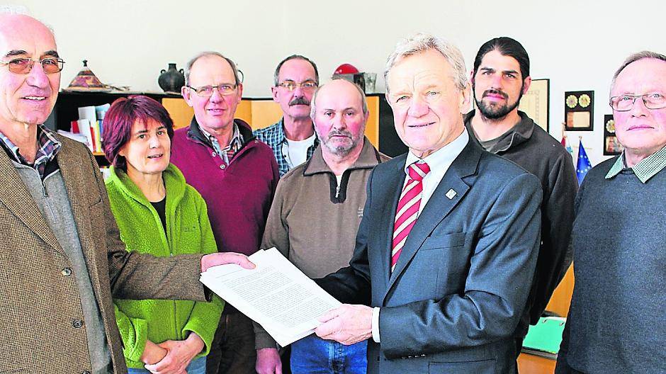 Josef Selders (links) überreicht mit einigen seiner Mitstreiter Bürgermeister Josef Heyes den Bürgerantrag.