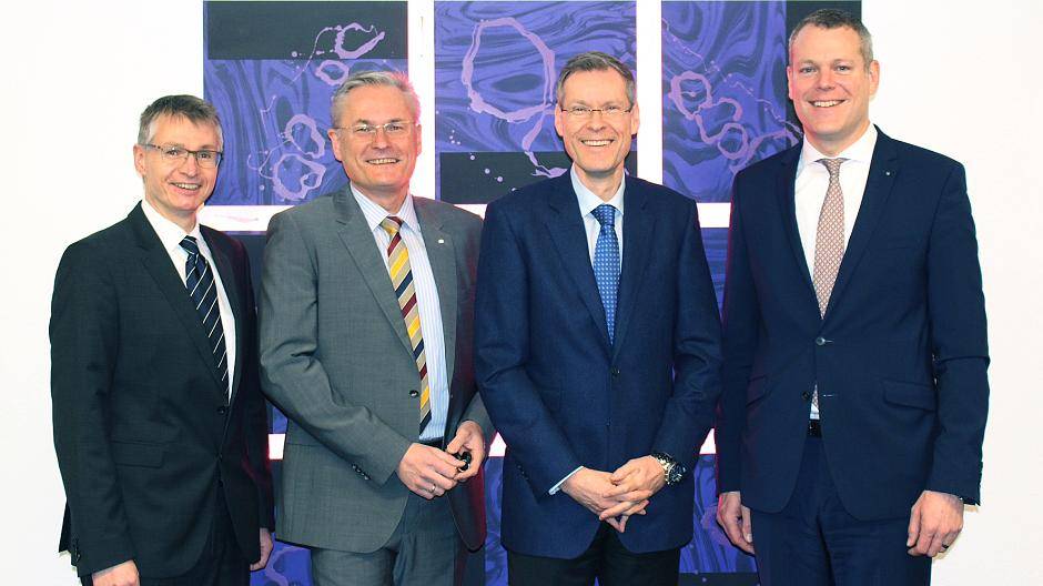  Dr. Andreas Coenen (r.), Landrat des Kreises Viersen, ist neuer stellvertretender Vorsitzender des Ausschusses für Verfassung, Verwaltung und Personal des Landkreistags NRW. Im Rahmen der Sitzung tauschte er sich aus mit Dr. Marco Kuhn. Erster Beigeordneter des LKT NRW, Frank Bender, Kreisdirektor des Kreises Siegen-Wittgenstein, sowie Sven-Georg Adenauer (v.l.), Landrat des Kreises Gütersloh und Vorsitzender des Fachausschusses, aus. 