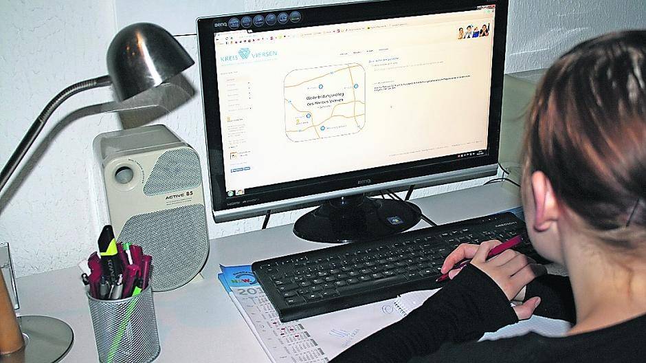  Eine junge Frau informiert sich über die Angebote des Weiterbildungskollegs des Kreises Viersen. Das neue Semester beginnt im Februar. Eine Anmeldung ist ab sofort möglich. 