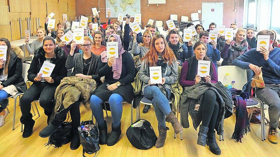  Sichtlich Spaß hatten die Schülerinnen und Schüler des Rhein-Maas Berufskollegs in Willich. Das Euro-Infomobil machte bei ihnen Station. 