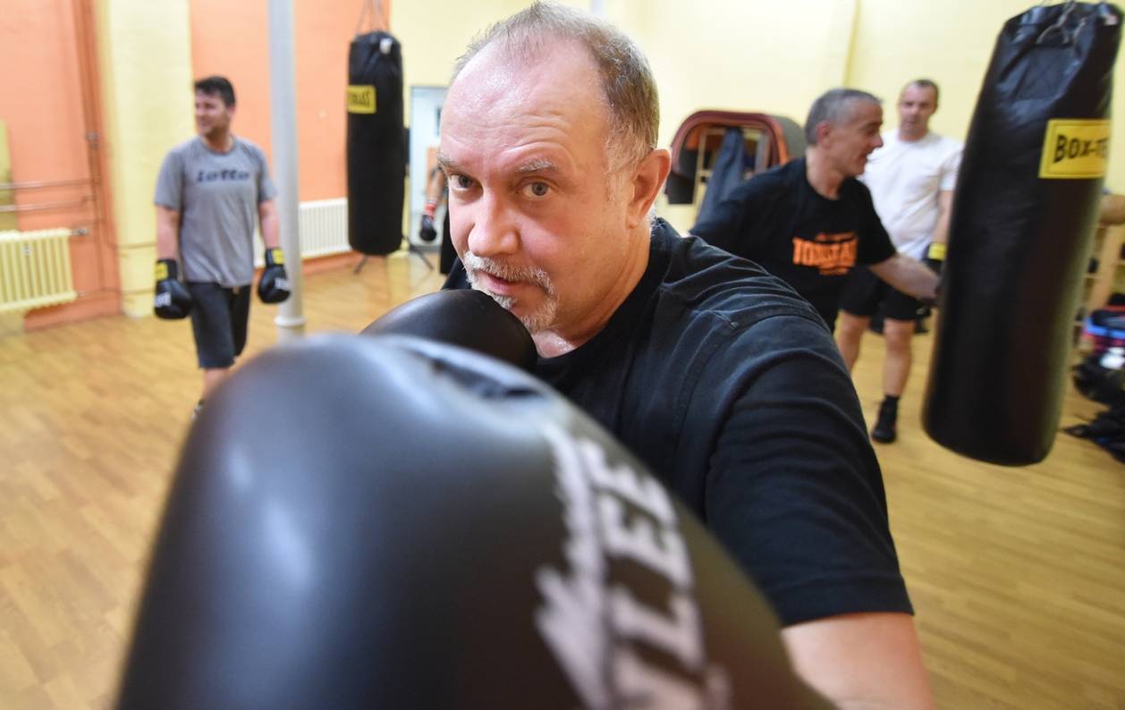 In Pose fürs Fotoalbum: Boxhandschuhe können bis zu 500 Gramm wiegen. Das Gewicht macht sich mit jeder Trainingssekunde mehr bemerkbar.