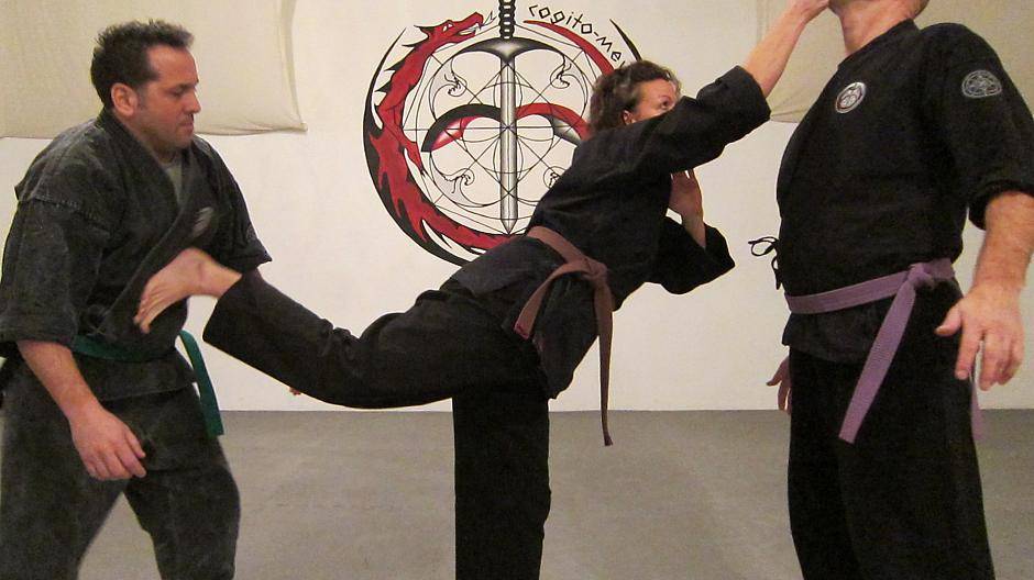 Die Kenpo-Trainerin Monika Kirsch wird auch mit zwei Männern gleichzeitig fertig.