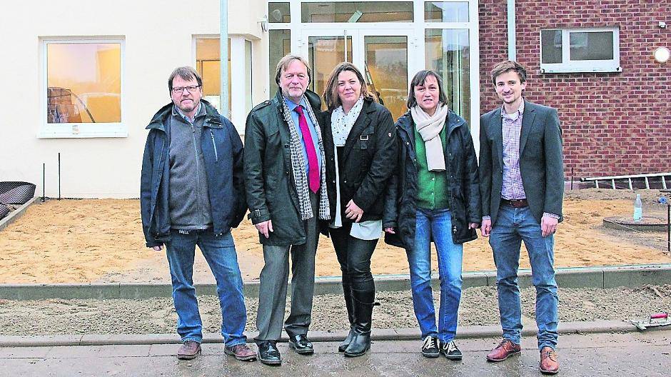  Sah bei der Schlüsselübergabe noch nach Baustelle aus, wird aber morgen bezogen. Hennig Ehlers, Bernd Bedronnka, Britta Schlemmer, Astrid Rieffenberg und Karsten Schreinemachers (Ausführendes Bauunternehmen Frauenrath) freuen sich über den Neubau. 