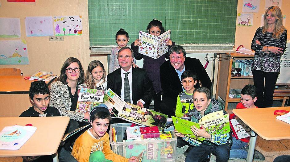  Staatssekretär Thomas Rachel (Mitte), MdB Uwe Schummer (rechts) und Tina Seibert, Projektmanagerin bei der Stiftung Lesen, konnten die Bücher an die Flüchtlingskinder übergeben. 