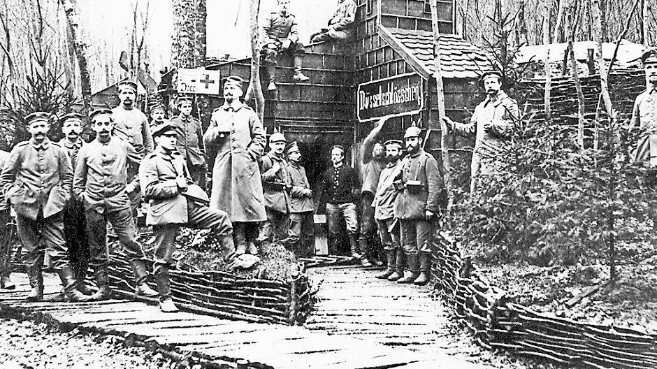 Anrather Soldaten in einer Stellung vor Verdun.