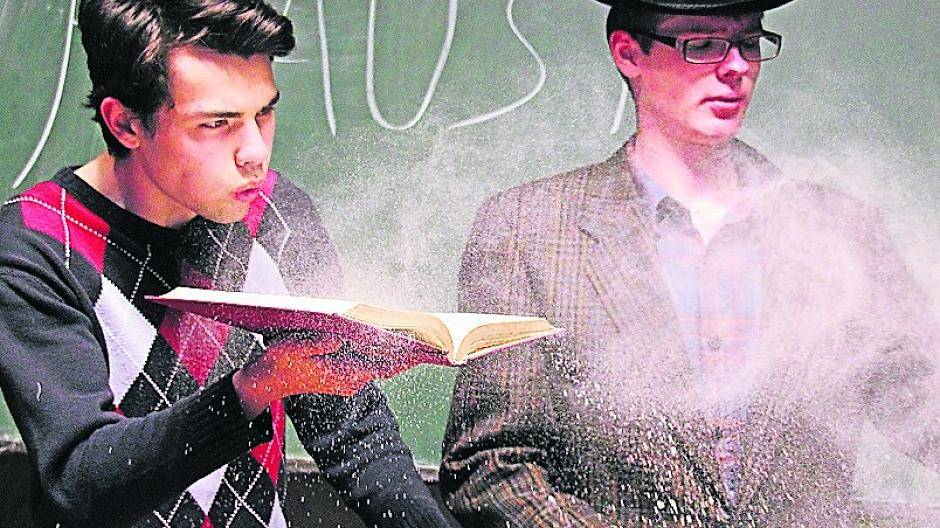  Faust: Die Literaturaufführung entstaubt einen alten Klassiker auf witzige und unterhaltsame Weise. 