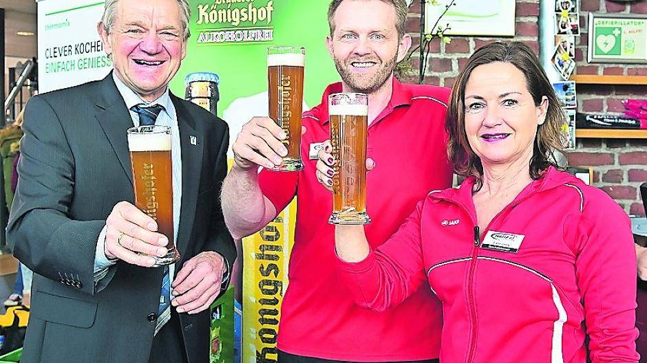  Bürgermeister Josef Heyes genießt zusammen mit Thomas Mathes und Edith Gribs ein erfrischendes alkoholfreies Weizenbier. 