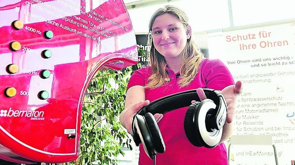  Yvonne Deinert erläutert einer Besucherin die computergesteuerte Messtechnik für Schuheinlagen. Foto: max  