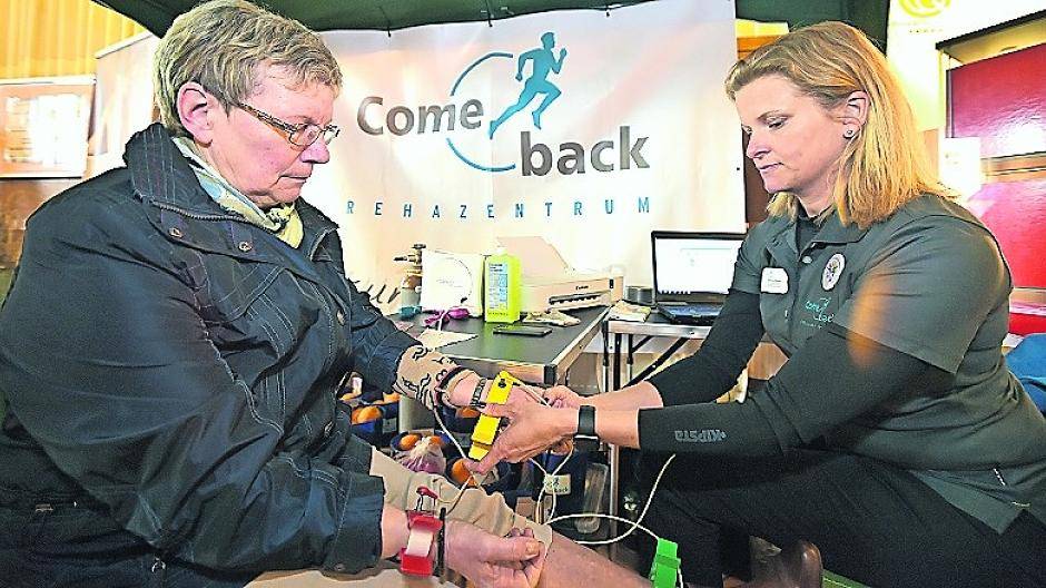  Stützstrümpfe helfen die Blutzirkulation von den Beinen und Füßen bis zum Herzen zu verbessern. Foto: max  