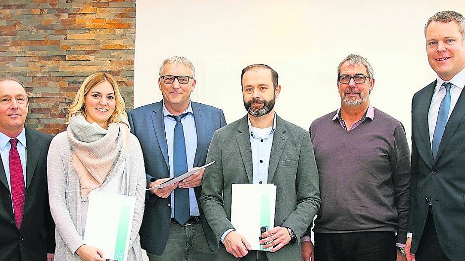 Dr. Andreas Coenen, Landrat und Vorsitzender des VDK-Kreisverbandes (r.), und Christian Engler vom VDK-Bezirksverband Düsseldorf (l.) ehrten langjährige ehrenamtliche Mitarbeiter (v.l.): Andrea Girbig (VDK Kreisverband), Michael Menzel (Breyell), Marco Hally (VDK Kreisverband) und Udo Hartings (Willich).