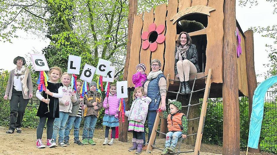  Das neue Baumhaus wurde bei der Tauffeier von den Kindern auf den Namen „Glöcki“ getauft. 