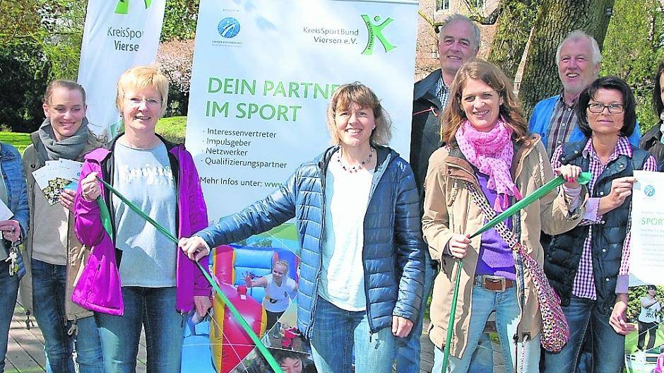  Dezernentin Martina Stall(links) sowie die Übungsleiterinnen und Kooperationspartner freuen sich bereits auf den Sport im Schlosspark. 