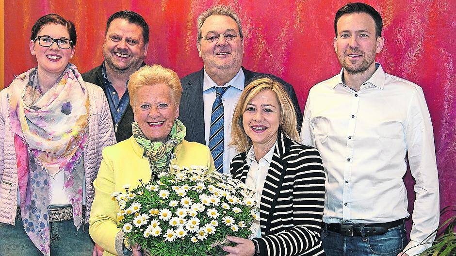  Freuen sich auf das Mai-Blüten-Fest (v.l.): Lisa Osterkamp, Christian Troska, Lieselotte Janske, Josef Hiller, Katrin Hiller und Tim Janske. 