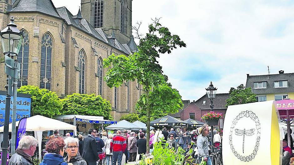  Der Willicher Markt ist das Zentrum des Festes. Verkaufsstände werden auch wieder auf der anderen Seite der Katharina-Kirche — auf der Hülsdonkstraße — stehen. 