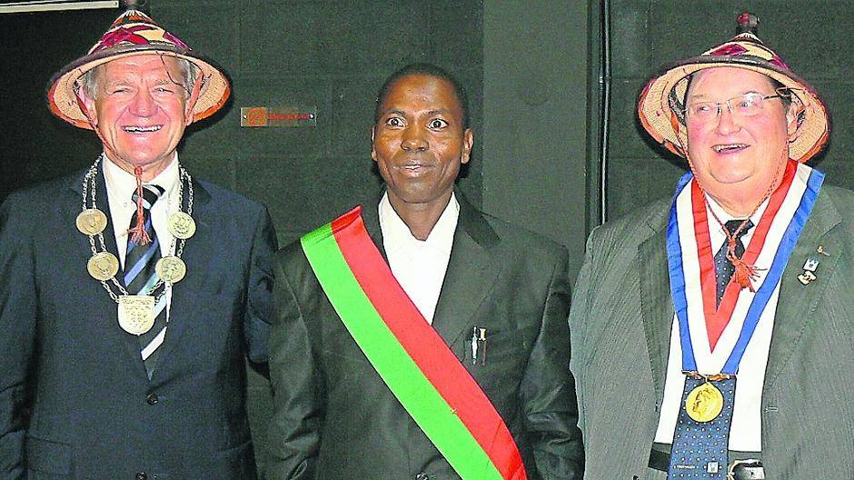  Der Willicher Bürgermeister Heyes und sein Linseller Kollege Remory nehmen einen Vertreter der gemeinsamen Partnerstadt Zogoreé in die Mitte. 