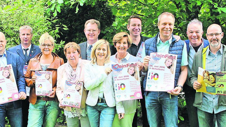  Freuen sich auf das Spektakel am kommenden Sonntag: Bürgermeister Josef Heyes (links) mit einem kleinen Teil der Teilnehmer und Sponsorens des MeinFest. 