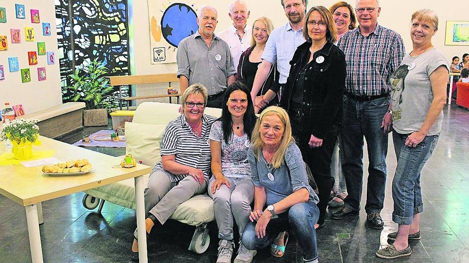  Ein Teil der ehrenamtlichen Helfer, die den Betrieb des Treffpunkts möglich machen. Links im Vordergrund Anna Rieve, Initiatorin des Begegnungsortes von Flüchtlingen mit Willicher Bürgern. 