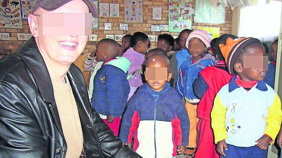 Der Ex-Pfarrer Georg K., ein gebürtiger Willicher, stellte sich auch bei seinem Auslandseinsatz in Südafrika gern als Freund der Kinder dar.