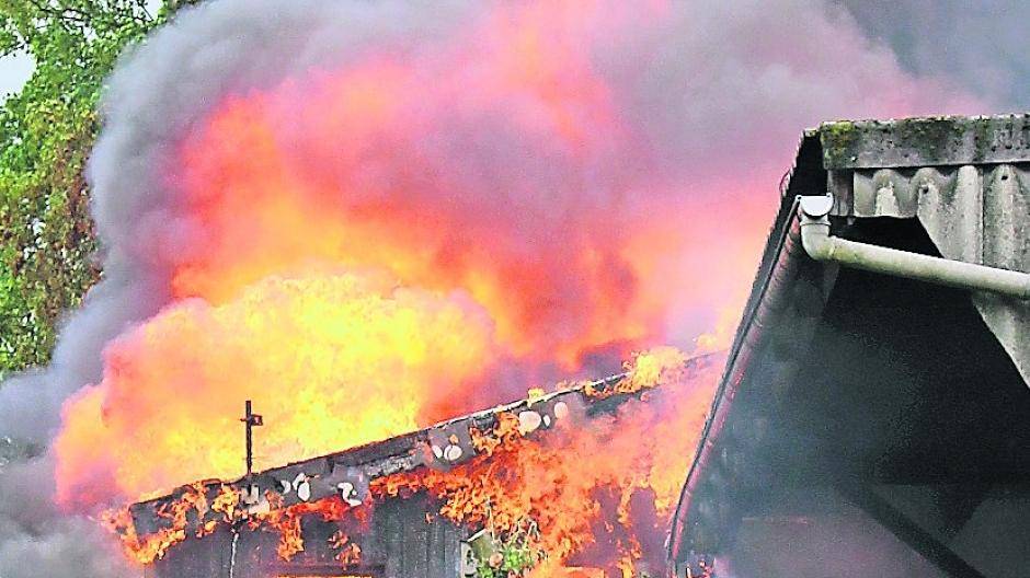  Haus und Werkstatt an der Peterstraße standen innerhalb kurzer Zeit voll in Flammen. 