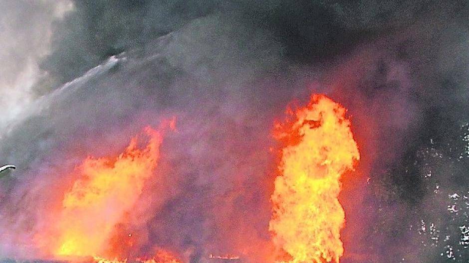 Auch der hintere Teil des Gebäudes brannte innerhalb von wenigen Minuten lichterloh. Foto: Schütz