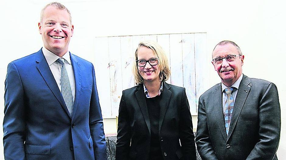 Dr. Carina Driehsen ist neue stellvertretende Leiterin des Veterinär- und Lebensmittelüberwachungsamtes und Stellvertreterin von Kreisveterinär Dr. Helmut Theißen (r.). Landrat Dr. Andreas Coenen führte die Nettetalerin in ihr neues Amt ein.