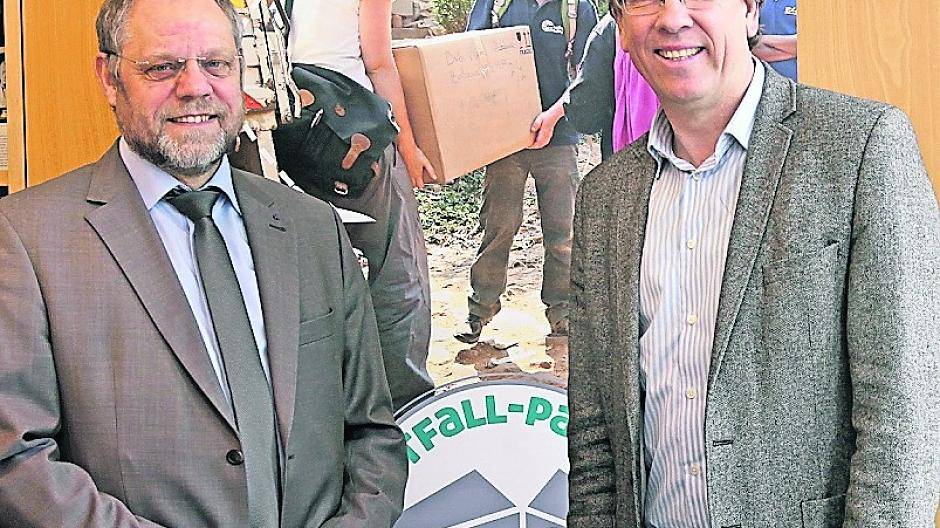  Bernd Pastors, Vorstandssprecher von action medeor (links) und Michael Radau, Präsident des Handelsverbandes NRW. 