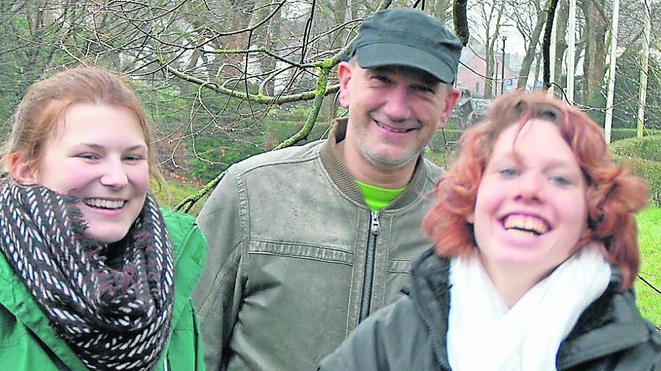 Auch bei suboptimalem Wetter draußen im Einsatz: Lena Wehlings (links) und Vanessa Pfannenberg mit Udo Hormes.