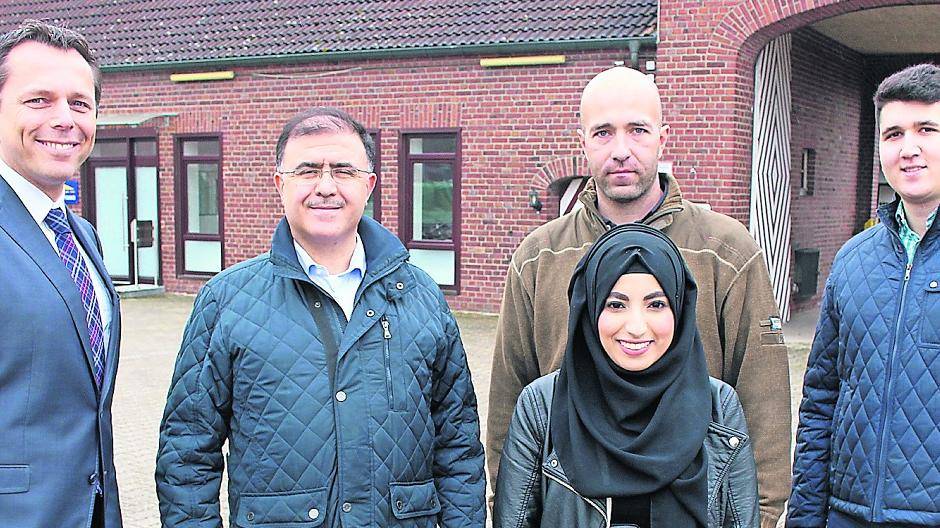  Dirk Strangfeld, Arbeitsagentur, mit Orhan Esin, Michael Schütze (rechte Hand des Firmeninhabers), Fatih Esin und der Auszubildenden Salima Zoguagh, die rund 200 Bewerbungen schreiben musste, bevor sie ihren Ausbildungsvertrag bei Orhan Esin bekam. 