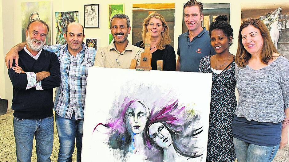 Beate Krempe und Dr. Marc-Thilo Sagner (Mitte) mit den Projektkünstlern (v.l.): Waleed Ibrahim, Yaseen Al. Saeedi, Mohamad Tibi, Fithawit Yakob und Nesrin Mahmoud, von der die beiden Frauenporträts im Vordergrund stammen. 
