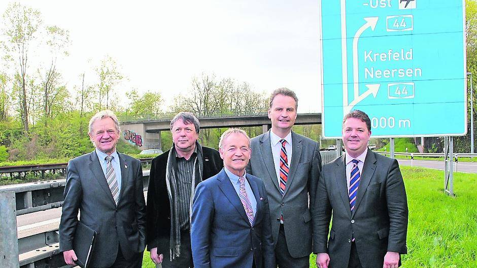Auch der Willicher Bürgermeister Josef Heyes (l.) und der 1. Bürgermeister von Mönchengladbach, Michael Schroeren (vorne) unterstützen die Forderung der Bundestagsabgeordneten Uwe Schummer, Dr. Günter Krings und Ansgar Heveling zum Autobahnausbau.