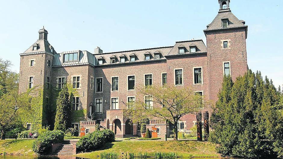  Auch die Rückseite des Virmondschen Schlosses zum Park hin ist sehr repräsentativ. Zwei Freitreppen führen ins erste Geschoss, wo sich das Trauzimmer befindet. 