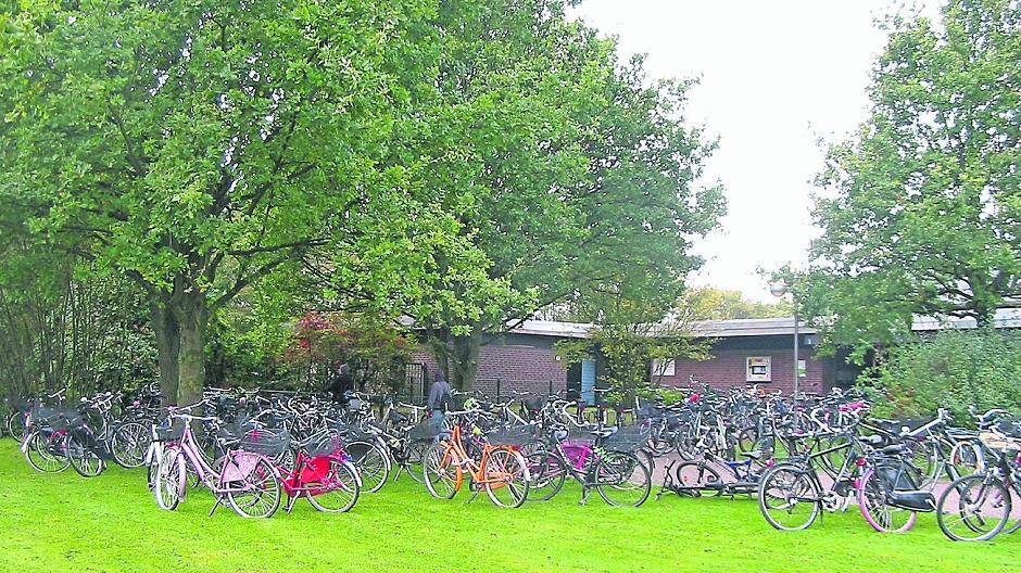  Zu wenig Platz für zu viele Fahrräder. Fahrradstellplätze müssen her - sagt die CDU-Fraktion. 