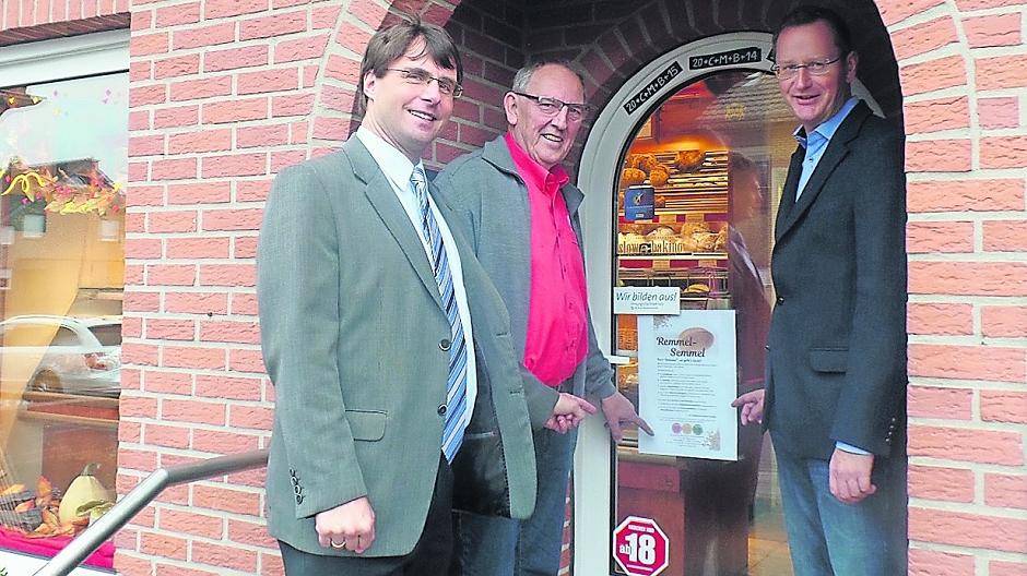 Die beiden CDU-Landtagsabgeordneten Dr. Marcus Optendrenk (l.) und Dr. Stefan Berger (r.) suchten das Gespräch über die „Hygiene-Ampel“ mit Bäckermeister Erich Lehnen aus Bracht. Auch in seiner Bäckerei läuft die Kampagne „Remmel-Semmel“.
