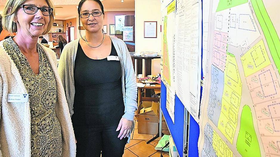  Die Mitarbeiterinnen der Stadt Willich Patricia Ohlenforst-Jacobi und Andrea Thelen stellten das „Schiefbahner Dreieck“ vor. 