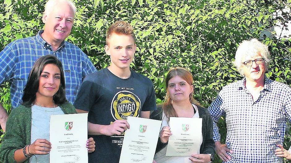 Die Schüler Sinah Shalaby, Jonas Fath und Anna Stinnertz (v.l.) mit ihren Betreuungslehrern.