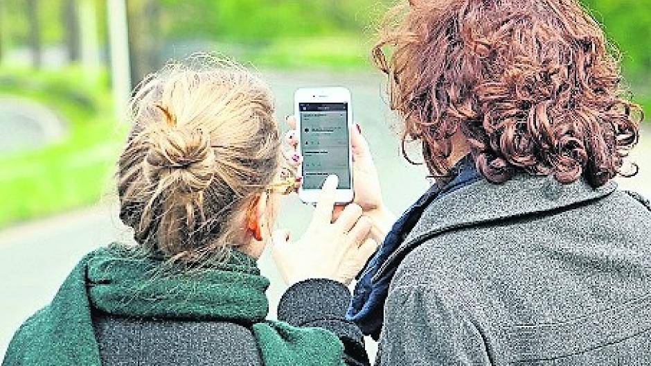  Die Warn-App „NINA“ informiert die Nutzer über Gefahren und Großschadenslagen in ihrer Umgebung. Sie ist kostenfrei über iTunes und den Google-Play-Store erhältlich. 