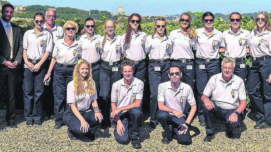 Die Malteser-Delegation in Rom auf einem der sieben Hügel. Im Hintergrund der Vatikan mit dem Petersdom.