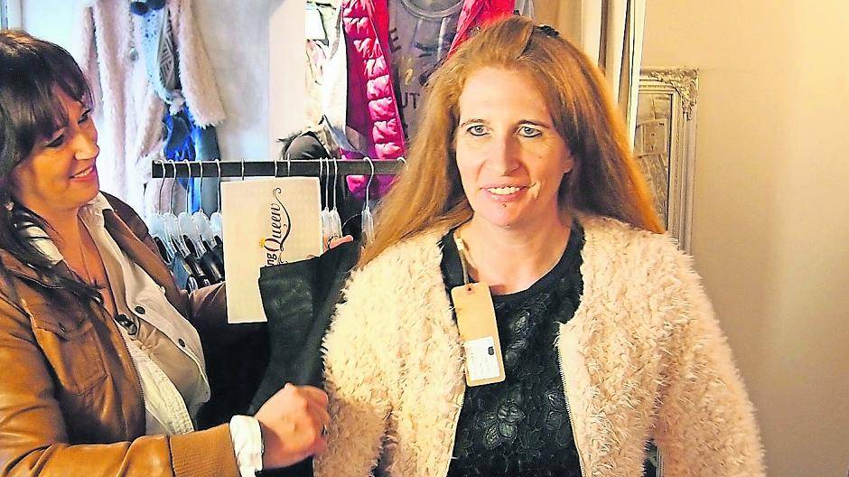  Ute Liesenberg bei der Anprobe im „Grenzposten“ in Mönchengladbach. Wie Star-Designer Guido Maria Kretschmer (kleines Foto) dieses Outfit beurteilte, kann man am Dienstag, 19. Januar, ab 15 Uhr bei VOX sehen. 