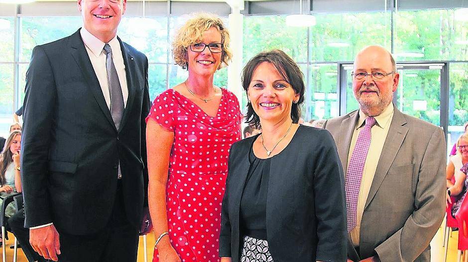 Kreis Viersens Landrat Dr. Andreas Coenen (l.) führt Elke Terbeck (2.v.r.) als neue Leiterin des Rhein-Maas Berufskollegs ein. Christina Hüsing von der Bezirksregierung (2.v.l.) und Hans Kettler, stellv. Schulleiter am Kolleg, begrüßen die Oberstudiendirektorin in Kempen.