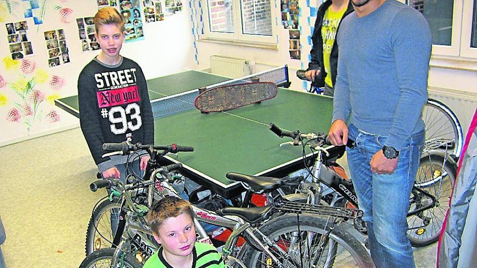 Gemeinsam kann man viel erreichen: Im No. 7 werden jetzt Fahrräder für Flüchtlinge wieder fein her gemacht.