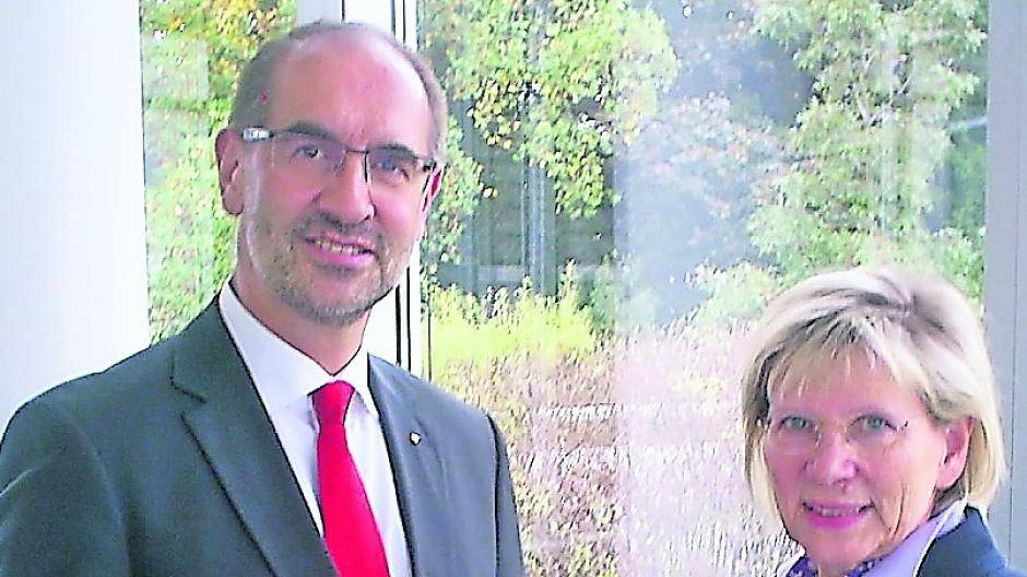 Siegfried Thomaßen und Dr. Birgit Roos aus dem Vorstand der Sparkasse Krefeld stellten jetzt das neue Girokontenmodell der Sparkasse Krefeld vor.