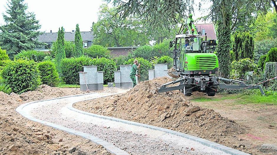 Die Zuwegung zum neuen Kolumbarium wird derzeit auf dem Willicher Friedhof fertiggestellt.